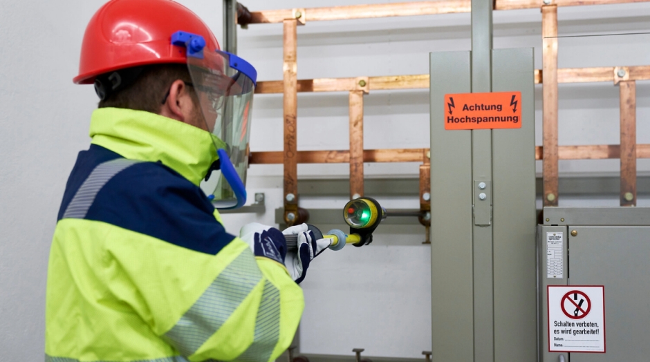 Symbolbild Mensch an der Arbeit am Elektrizit&auml;tsnetz